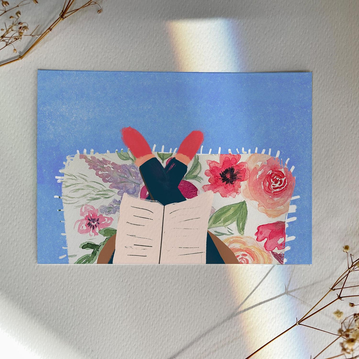 Postkarte "Frau mit Buch" – Ansicht 1