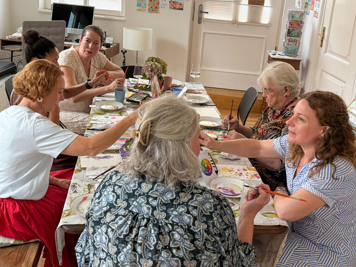 Gemeinsam mit Aquarell malen am großen Tisch im Atelier in Potsdam.